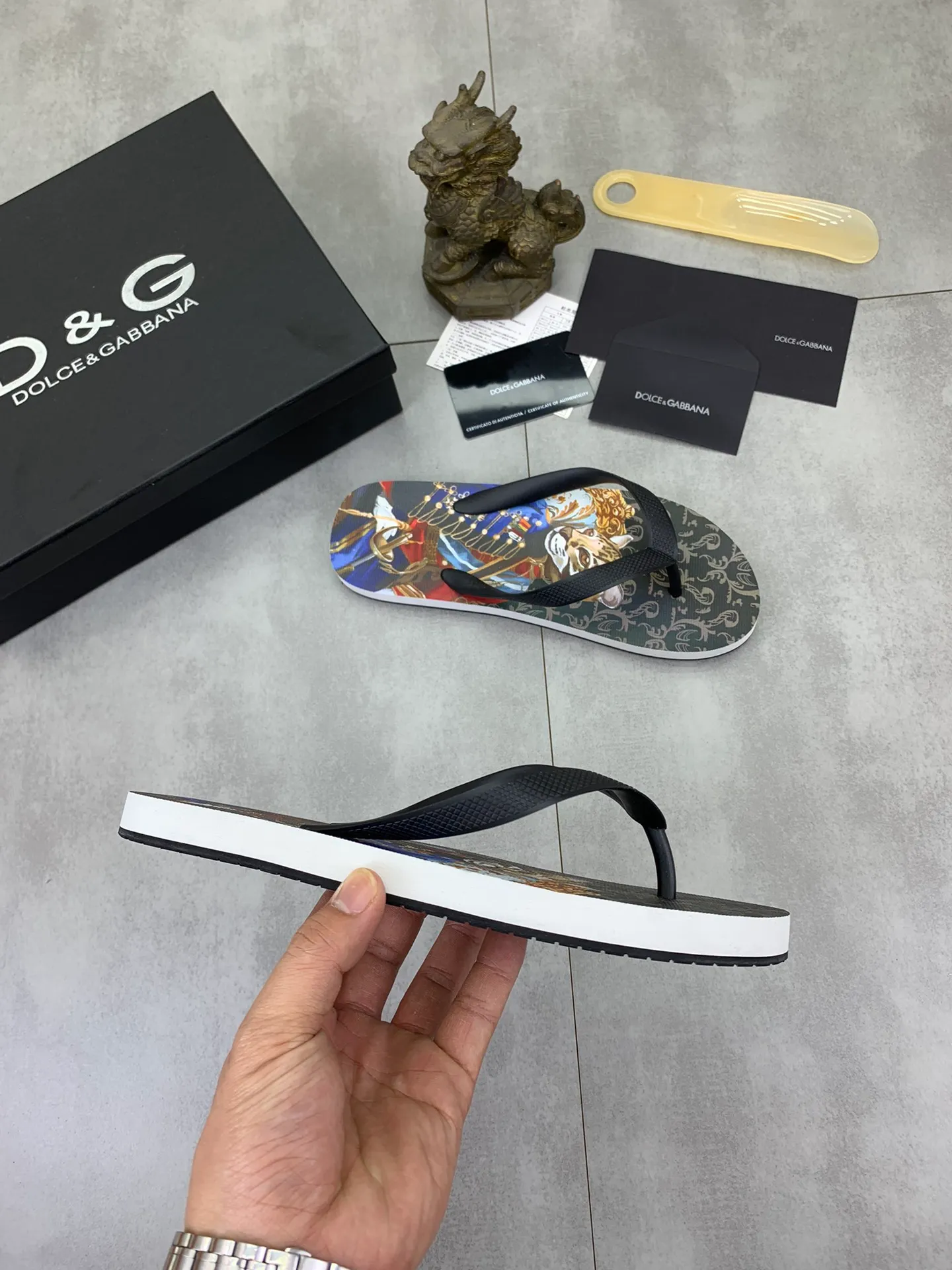 Men's Men's Shoes💰P220💰[New Style]🆘[DG]Official Website Couple🧑‍🤝‍🧑Hot-selling Dolce & Gabbana Men's Flip-Flops are on sale at the counter simultaneously! Original fabric imported from Italy. Original bottom provided by the original factory. Size: Adult 36-45. Children’s size: 30-37. Multiple colors available.